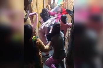 युवतियों में हुआ झगड़ा मारपीट तक पहुंचा, खूब चले जूते चप्पल, वीडियो वायरल