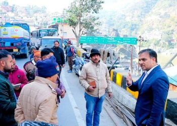 सड़कों पर बिखरा सामान मिला तो होगा चालान,जिलाधिकारी ने छावनी क्षेत्र से मकड़ी बाजार तक किया पैदल निरीक्षण