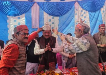 सड़क निर्माण शुभारंभ होने पर स्थानीय जनता ने विधायक चौधरी को पहनाया चांदी का मुकुट