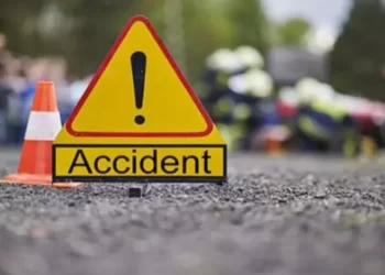 खाई में गिरा ट्रक दो लोगों की मौत