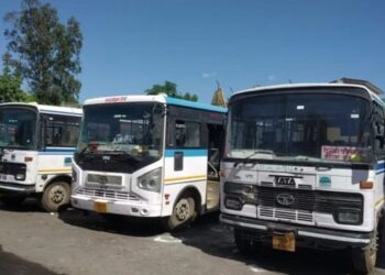 परिवहन निगम के महाप्रबंधक ने घने कोहरे में बसों को सुरक्षित स्थान पर रोकने के दिए आदेश..