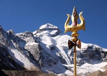ॐ की तरह आदि कैलाश पर्वत पर भी बना है प्राकृतिक त्रिशूल