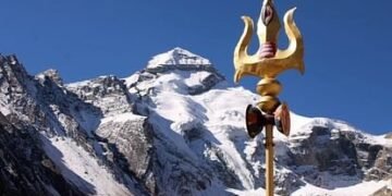 ॐ की तरह आदि कैलाश पर्वत पर भी बना है प्राकृतिक त्रिशूल