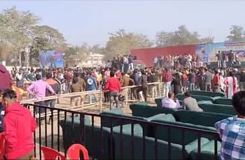 सेल्फी लेने के लिए मंच पर चढ़ गई भीड़, फिर कार्यक्रम छोड़ लौटे शमी