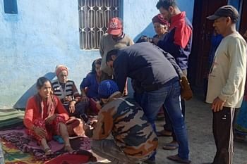 पति और बेटे के साथ बाइक पर जा रही थी महिला, गुलदार ने पीछे से झपट्टा मार किया लहूलुहान