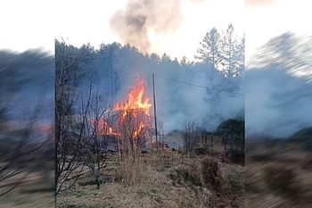 यहाँ शॉर्ट सर्किट से भड़की आग