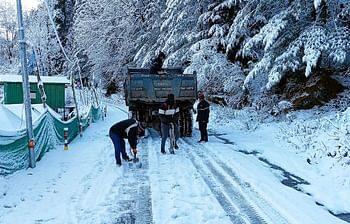 औली सड़क पर पाला गिरने से फंस रहे पर्यटक, बर्फ हटाने के लिए बीआरओ ने लगाए मजदूर