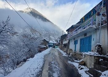 बर्फबारी के बाद पहाड़ी क्षेत्रों में बड़ी ठंड