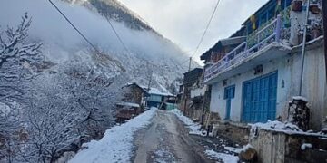 बर्फबारी के बाद पहाड़ी क्षेत्रों में बड़ी ठंड