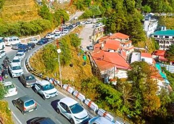 लैंसडौन, मसूरी और औली में उमड़े सैलानी, होटल और होम स्टे फुल, जाम ने किया परेशान