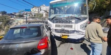 उत्तराखंड परिवहन निगम की बस के ब्रेक हुए फेल, चार वाहनों को मारी टक्कर, बाल-बाल बचे लोग