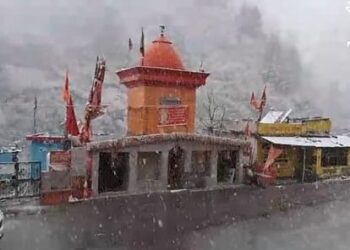 दोपहर बाद बदला मौसम, चारधाम समेत समेत ऊंची चोटियों पर हुई बर्फबारी, ठंड बढ़ी
