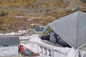 जहाँ जनवरी महीने में रहती थी कई फीट बर्फ, वहाँ चोटियां भी हुई बर्फविहीन