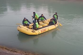 सड़क हादसे में लापता महिला वार्डन का शव मिला, चीला रेंज में नए वाहन के ट्रायल के दौरान हुआ था हादसा