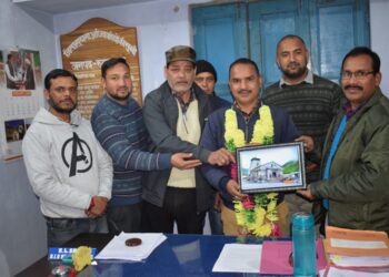 वरिष्ठ सहायक राजवीर भंडारी को दी भावभीनी विदाई