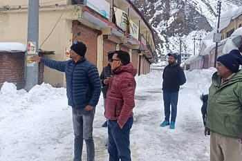 बद्रीधाम में जायजा लेने पहुंची टीम, जमी है 3 फीट बर्फ