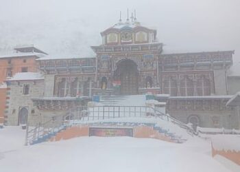 बदलते मौसम का मिजाज, फिर हुई चारोधामों में बर्फबारी, मौसम विभाग का अलर्ट