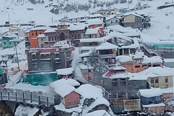 इस धाम में चार दिन से हो रही बर्फबारी, जमी पांच फीट तक बर्फ
