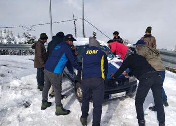 धनोल्टी-काणाताल में फिर बर्फबारी…जाम से जूझे पर्यटक, चकराता में बर्फ में फंसे कई यात्रियों के वाहन