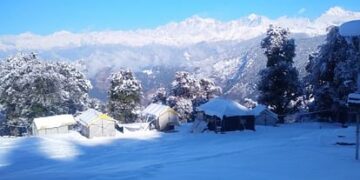पहली बर्फबारी के बाद मिनी स्विटजरलैंड चोपता में उमड़ने लगे पर्यटक, होटलों में 11 तक बुकिंग फुल
