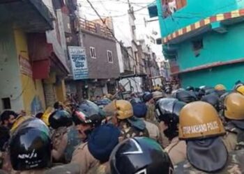 हिंसा में छ: लोगों की मौत, कई घायल। पूरे शहर में कर्फ्यू..