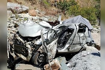 यहाँ खाई में गिरा वाहन दो बच्चों समेत छह लोगों की मौत