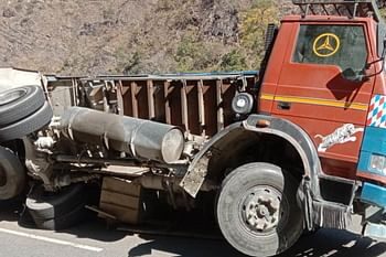 गैस सिलिंडर से लदा ट्रक दुर्घटनाग्रस्त, टायर फटने से सड़क पर पलटा