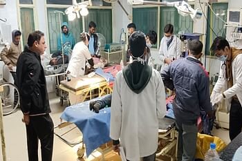 गहरी खाई में गिरा पिकअप वाहन, एक की मौत और सात घायल; शादी का सामान लेकर जा रहे थे लोग