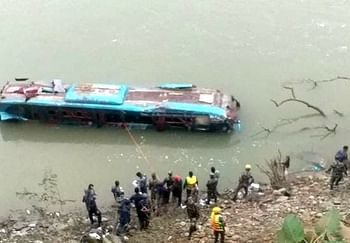 51 यात्री लेकर कपिलवस्तु से काठमांडो जा रही बस नदी में गिरी, छह की मौत
