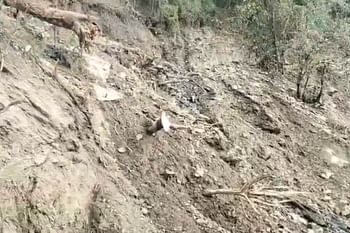 अचानक पहाड़ी काटने के दौरान हुआ भूस्खलन