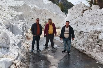 बर्फ से ढका चीन सीमा क्षेत्र का अंतिम गांव, मलारी-नीती हाईवे पर तीन फीट बर्फ, टीम रास्ते से लौट