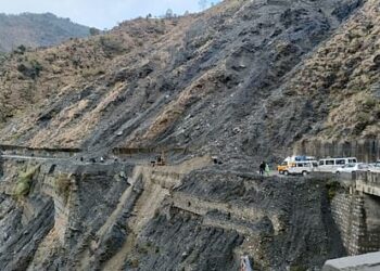 यहाँ सड़क पर मलबा आने से बंद रहा मोटरमार्ग