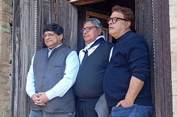 अपने पैतृक गांव पहुंचे ये फिल्म निर्देशक