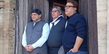 अपने पैतृक गांव पहुंचे ये फिल्म निर्देशक