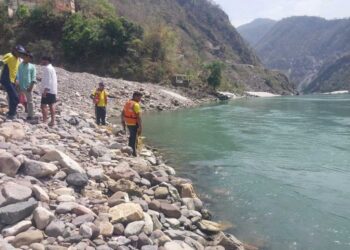 टिहरी- कौड़ियाला व निम बीच पर गंगा में डूबे 02 युवक, SDRF कर रही सर्चिंग