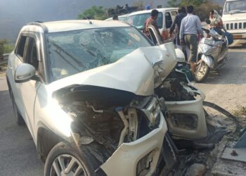 बद्रीनाथ राजमार्ग पर कार हुई दुर्घटना का शिकार, एक की मौत, तीन गंभीर घायल