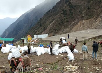 केदारनाथ यात्रा तैयारियों में जुटा जिला प्रशासन, सुलभ इंटरनेशनल के पर्यावरण मित्र विषम परिस्थितियों में केदारनाथ मार्ग पर चला रहे स्वच्छता अभियान