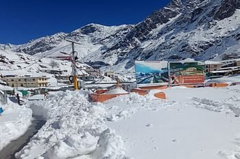 बर्फबारी के चलते रुके बदरीनाथ में मास्टर प्लान के कार्य फिर से शुरू, सौ से अधिक मजदूर पहुंचे धाम