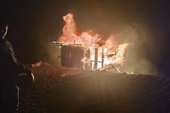 यहाँ आवासीय मकान में लगी आग, घर वालों ने भागकर बचाई जान