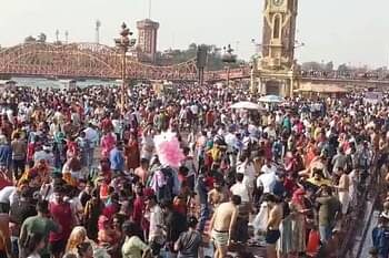 धर्मनगरी हरिद्वार में सोमवती अमावस्या पर उमड़ी भीड़