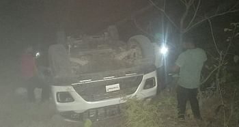 यहाँ कार दुर्घटना, पर्यटकों का वाहन हादसे का शिकार