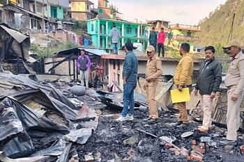 भीषण आग फैलने से चपेट में आए आठ मकान, रसोई गैस सिलिंडर में आग लगने से हुआ हादसा