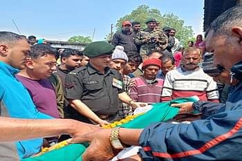 सैन्य सम्मान के साथ जवान को दी विदाई