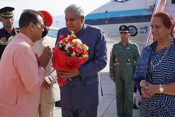 उपराष्ट्रपति पहुंचे उत्तराखंड, राज्यपाल ने किया स्वागत, चारधाम यात्रा का दिया निमंत्रण