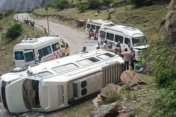 गंगोत्री हाईवे सोनगाड़ के पास हादसा, गुजरात के तीर्थयात्रियों का वाहन हुआ दुर्घटनाग्रस्त