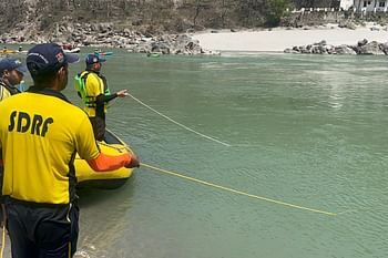 निम बीच के पास गंगा में नहाने के दौरान बहा दिल्ली का युवक, तलाश में जुटी एसडीआरएफ