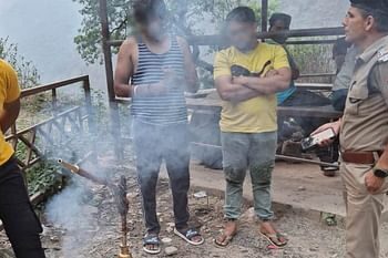 हुक्काबाजी कर रहे हरियाणा के तीन युवकों को पुलिस ने पकड़ा, सिखाया सबक