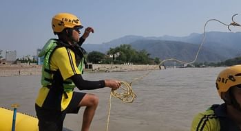 नहाते समय गंगा के तेज बहाव में बहा विदेशी पर्यटक, तलाश में जुटी एसडीआरएफ