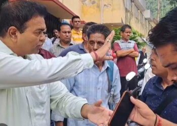 सांदर के ग्रामीणों ने लोनिवि कार्यालय पर जड़े ताले, सड़क निर्माण में लगाया भारी अनियमितता का आरोप