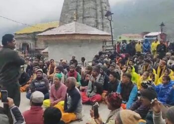 केदारनाथ में तैनात पुलिस जवानों पर राजस्थान के तीर्थयात्रियों से बदसलूकी का आरोप, धरने पर बैठे तीर्थ पुरोहित